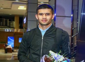 عزیزبک آمانوف برای امضا قرارداد با استقلال وارد تهران شد