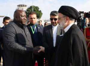 رئیسی راهیِ زیمباوه شد