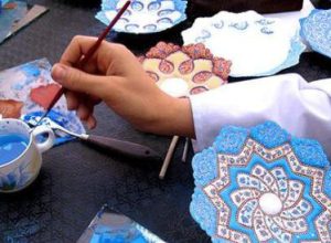 ژاپنی هایی که مینای اصفهان را نقش می زنند